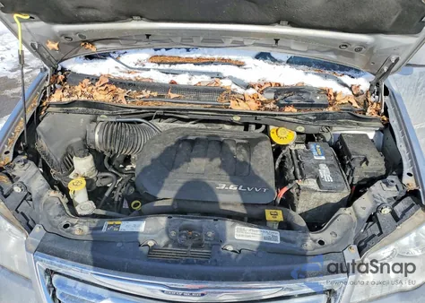 2016 Chrysler Town & Country Touring из США, поврежденный, VIN 2C4RC1BG7GR296746